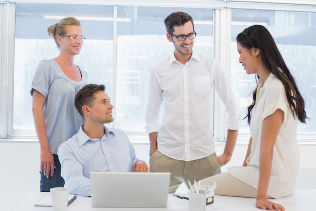 Equipe de negócios casuais conversando juntos