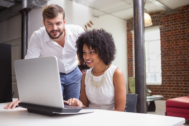 Foto equipe de negócios casuais olhando para laptop juntos