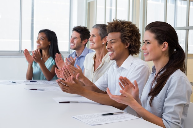 Equipe de negócios casual aplaudindo na apresentação