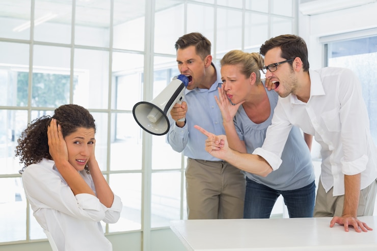 Foto equipe de negócios casual gritando com um colega