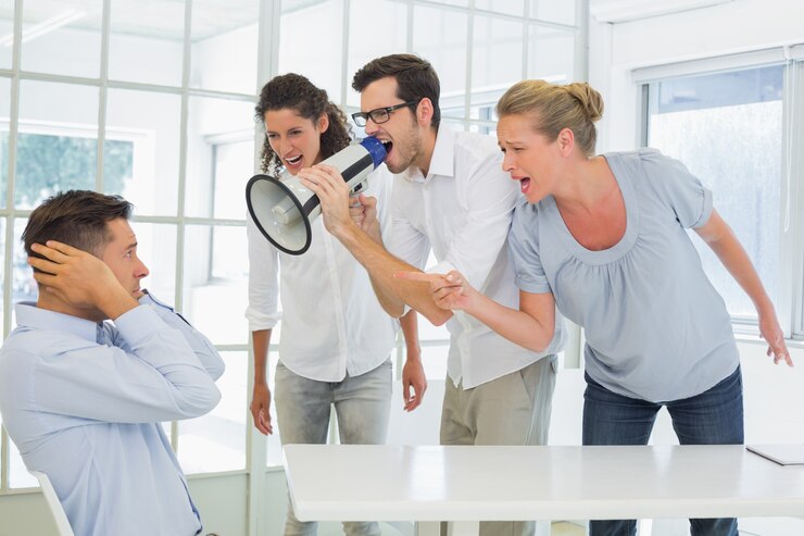 Foto equipe de negócios casual gritando com um colega