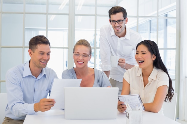 Equipe de negócios casual rindo juntos na mesa