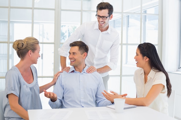 Equipe de negócios casual sentada na mesa falando