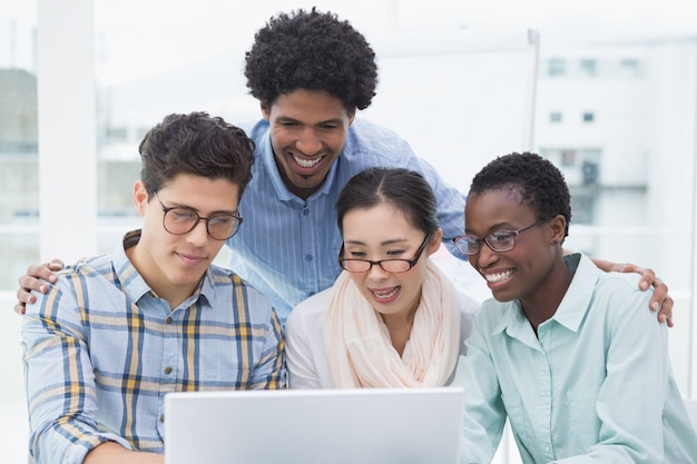 Equipe de negócios casual tendo uma reunião usando laptop