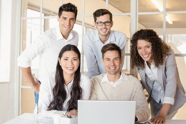 Foto equipe de negócios casual tendo uma reunião usando laptop