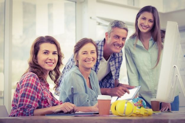 Foto equipe de negócios casual tendo uma reunião usando um computador