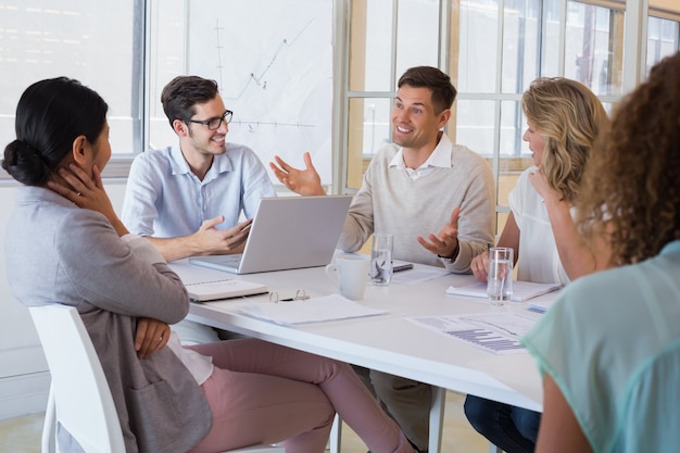 Equipe de negócios casual tendo uma reunião