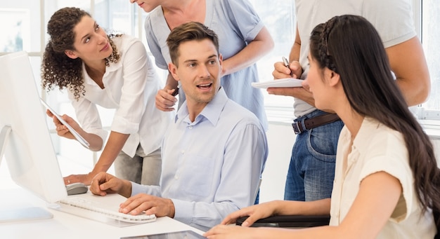 Equipe de negócios casual tendo uma reunião