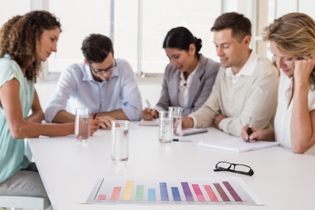 Equipe de negócios casual tendo uma reunião