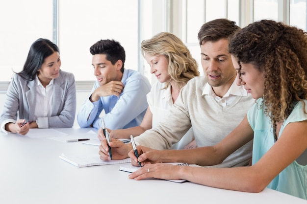 Equipe de negócios casual tendo uma reunião