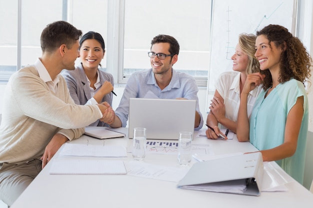 Equipe de negócios casual tendo uma reunião