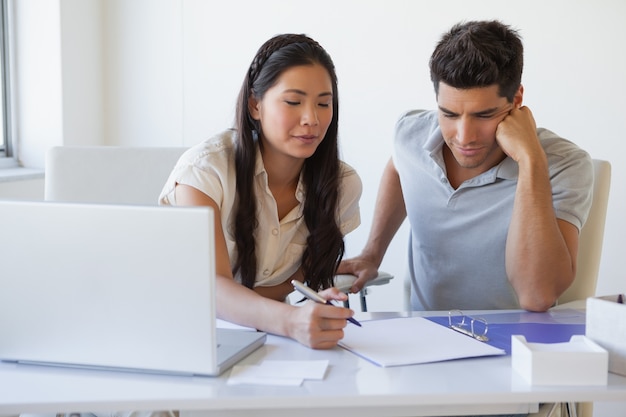 Equipe de negócios casual trabalhando juntos na mesa