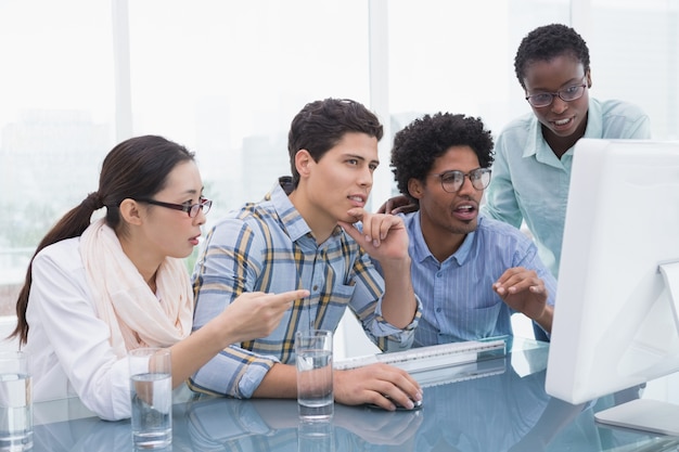 Equipe de negócios casual trabalhando juntos na mesa