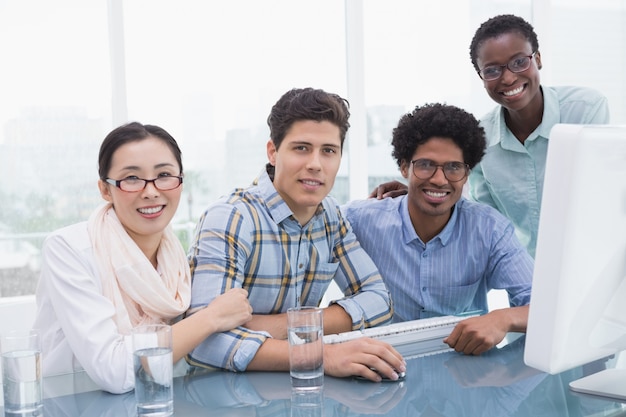 Equipe de negócios casual trabalhando juntos na mesa