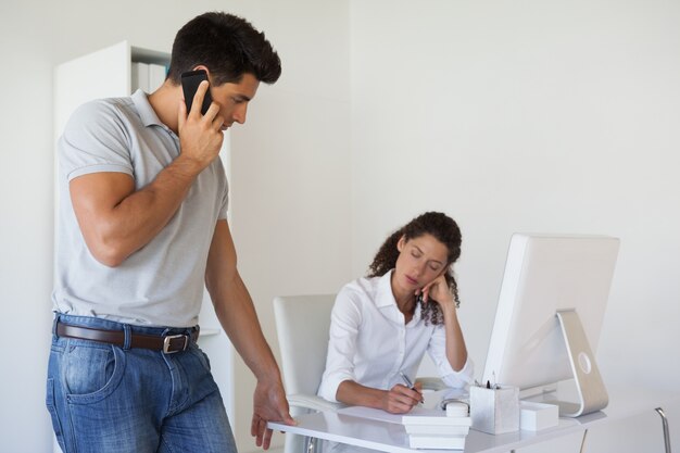 Equipe de negócios casual trabalhando juntos na mesa