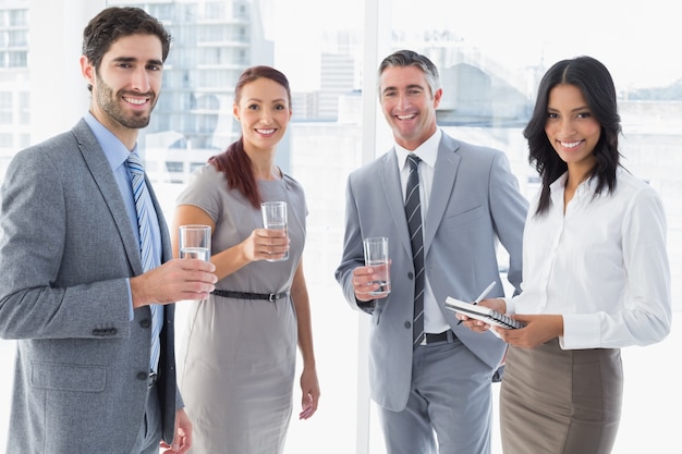 Equipe de negócios com algumas bebidas