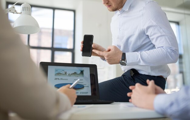 Foto equipe de negócios com smartphone trabalhando no escritório