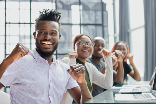 Equipe de negócios comemorando seu sucesso bom negócio