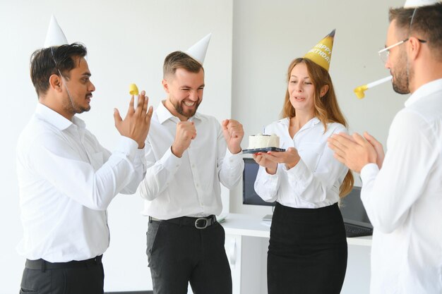 Foto equipe de negócios comemorando um aniversário no escritório