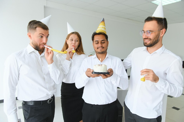 Foto equipe de negócios comemorando um aniversário no escritório