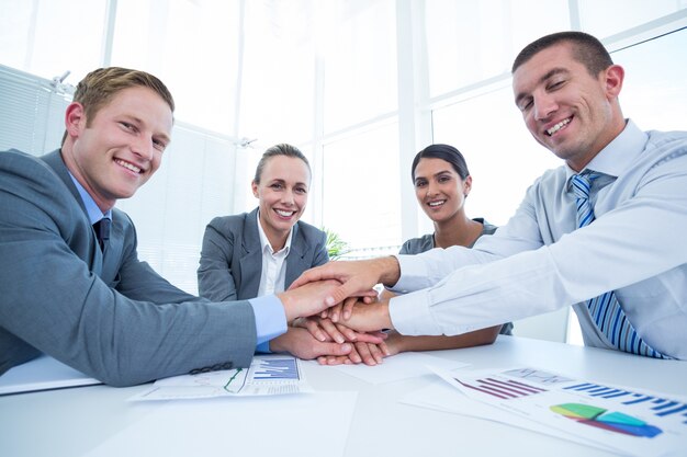 Equipe de negócios comemorando um bom trabalho