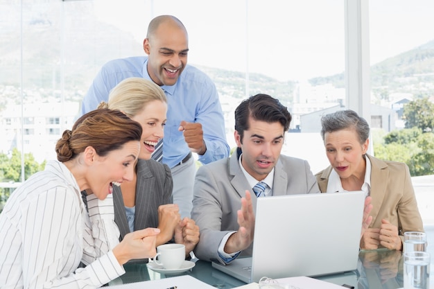 Equipe de negócios comemorando um bom trabalho