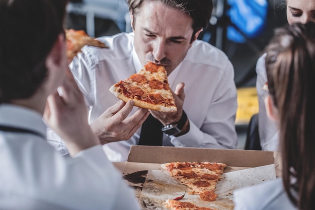 Equipe de negócios comendo pizza