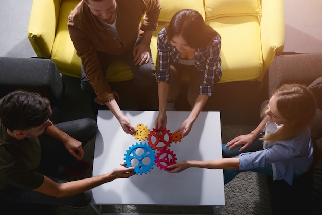 Equipe de negócios conectar peças de engrenagens. conceito de trabalho em equipe, parceria e integração