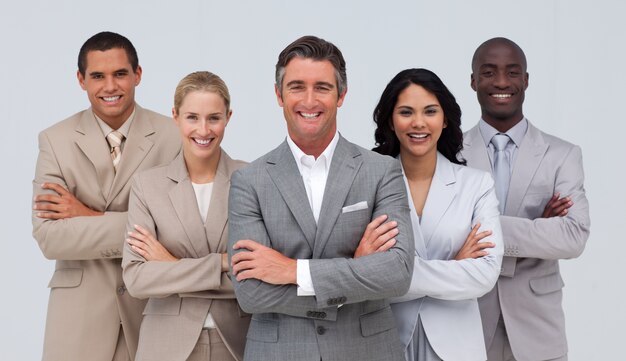 Equipe de negócios confiante em pé e sorrindo