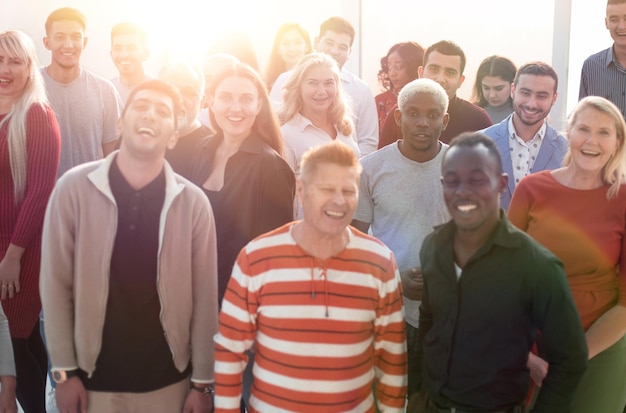 Equipe de negócios confiante feliz fica no escritório