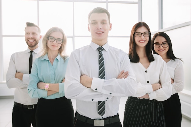 Equipe de negócios confiante no fundo de um escritório brilhante