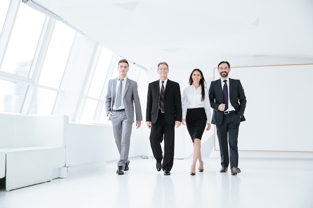 Equipe de negócios confiáveis de corpo inteiro entrando no escritório