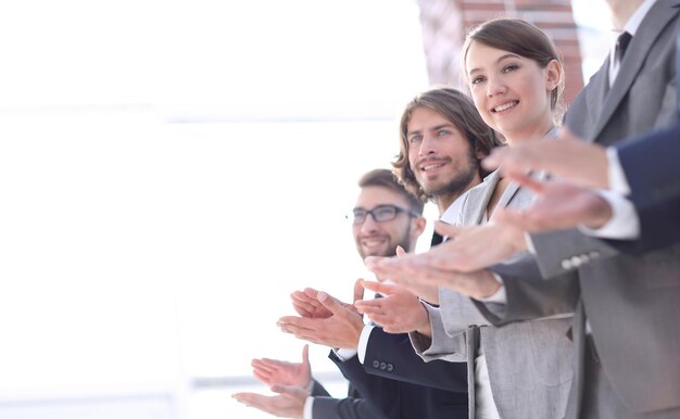 Equipe de negócios criativos aplaudindo