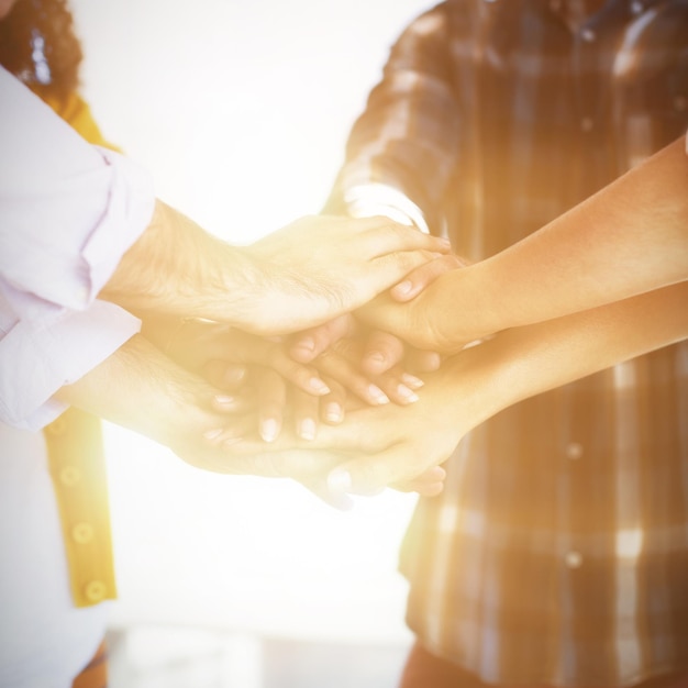 Equipe de negócios criativos juntando as mãos