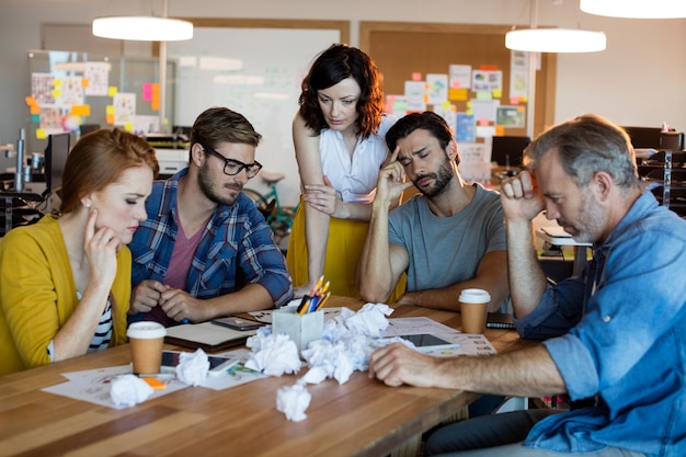 Foto equipe de negócios criativos tendo uma sessão de brainstorming no escritório