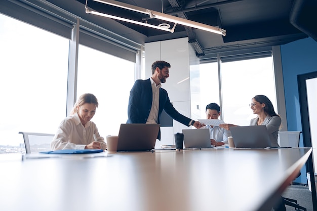 Equipe de negócios criativos trabalhando em novo projeto em escritório moderno com vista panorâmica