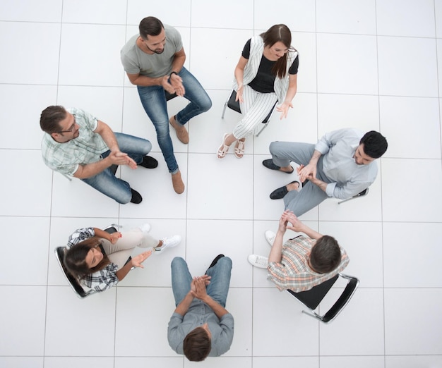 Equipe de negócios da vista superior discutindo ideias interessantes