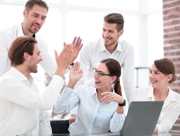 Equipe de negócios dando uns aos outros mais cinco