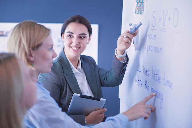 Equipe de negócios de educação empresarial e conceito de escritório com flip board no escritório discutindo algo