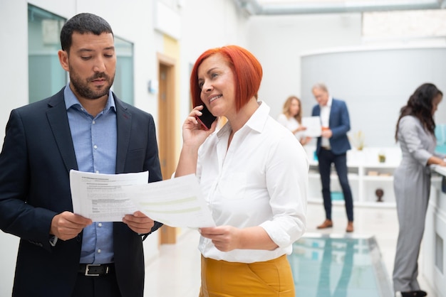 Equipe de negócios de homens e mulheres em um escritório analisando a evolução da empresa