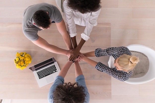 Equipe de negócios de inicialização multiétnica em reunião em brainstorming interior de escritório moderno e brilhante, vista superior