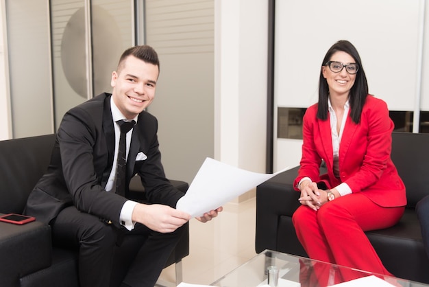 Equipe de negócios de inicialização na reunião em brainstorming interior de escritório moderno e brilhante