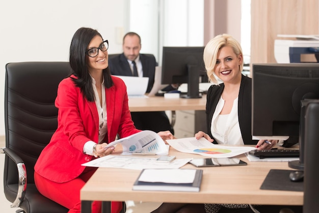 Equipe de negócios de inicialização na reunião no Brainstorming de interiores de escritório moderno e brilhante