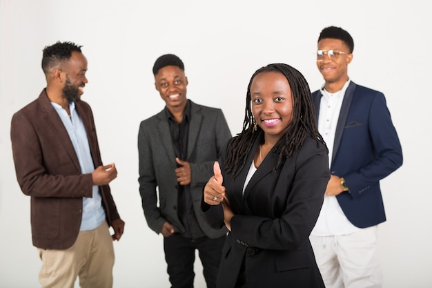 Equipe de negócios de jovens africanos de terno