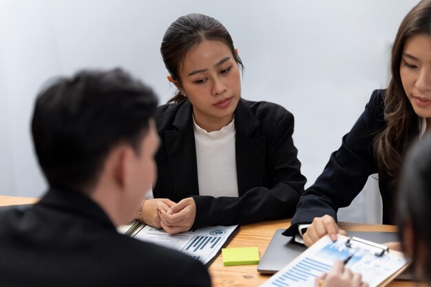 Equipe de negócios de relatório de reunião de análise de dados financeiros no escritório de harmonia