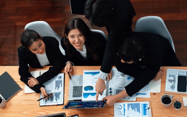 Equipe de negócios de relatório de reunião de análise de dados financeiros no escritório de harmonia