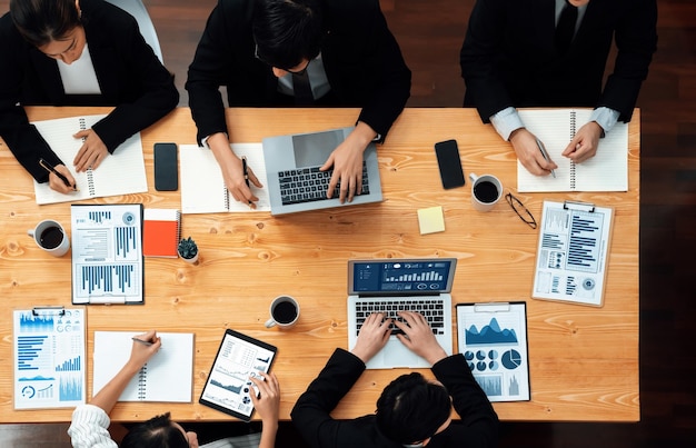 Equipe de negócios de relatório de reunião de análise de dados financeiros no escritório de harmonia