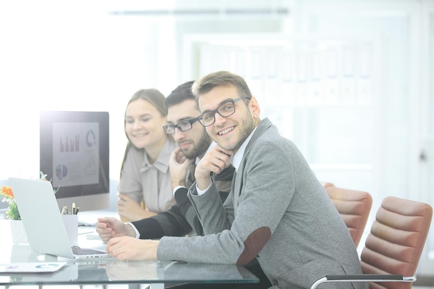 Equipe de negócios de sucesso sentada na mesa