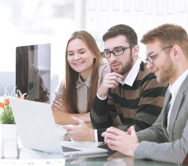 Equipe de negócios de sucesso sentada na mesa