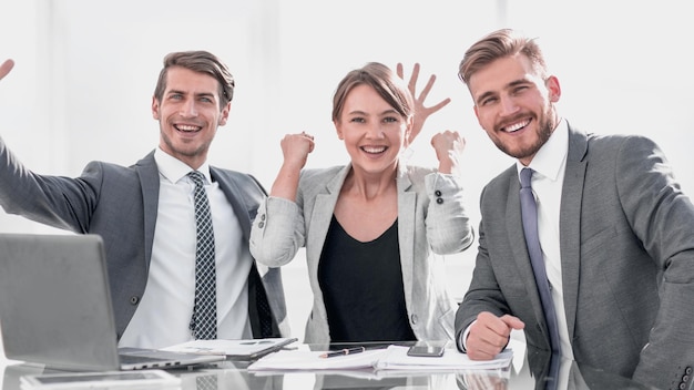 Equipe de negócios de sucesso sentada na mesa